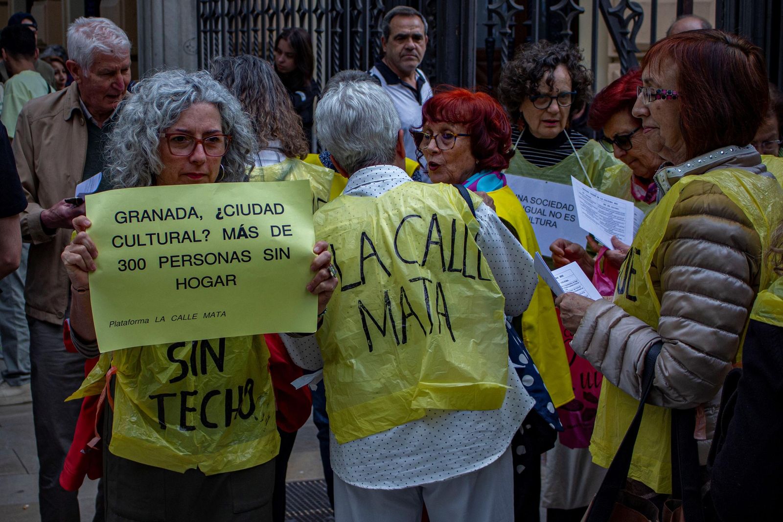 Miembros de la plataforma 'La Calle Mata' reparten octavillas
