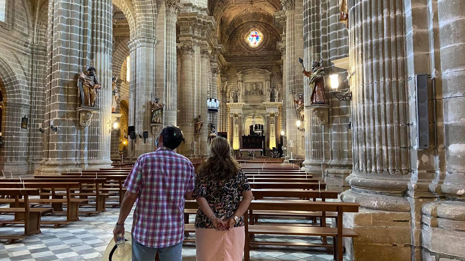 Dos visitantes contemplando el interior de la Catedral jerezana.