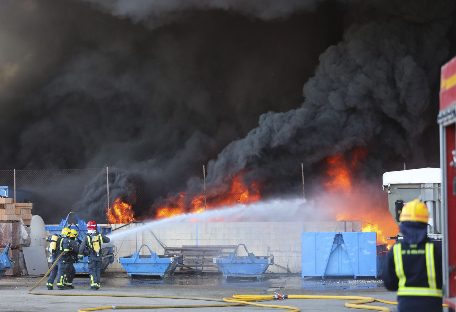 El incendio en el polígono Guadalhorce de Málaga, en fotos
