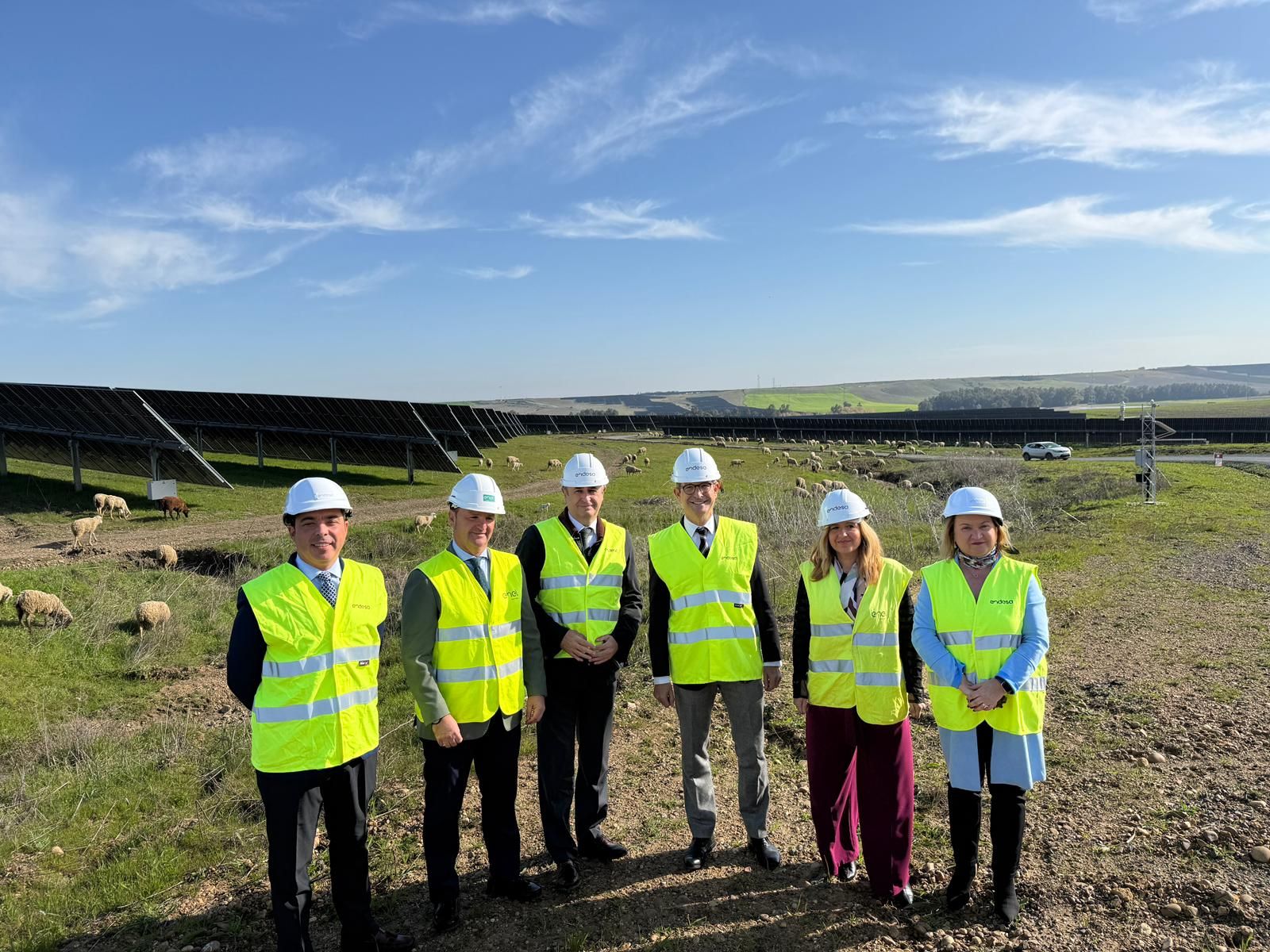 Las autoridades durante el acto de inauguración de los nuevos parques fotovoltaicos en la localidad de Carmona.