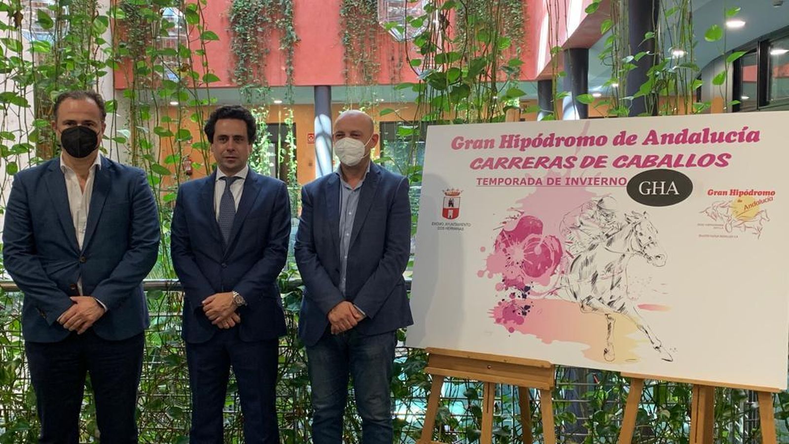 Rafael Márquez, Álvaro Gutiérrez y Francisco Rodríguez, tras la firma del cuerdo en el Ayuntamiento de Dos Hermanas.