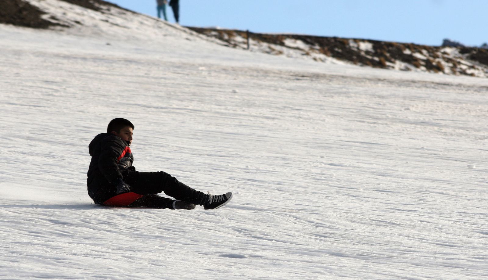 Imagen  de archivo de un joven deslizándose sobre la nieve en la Hoya de la Mora.