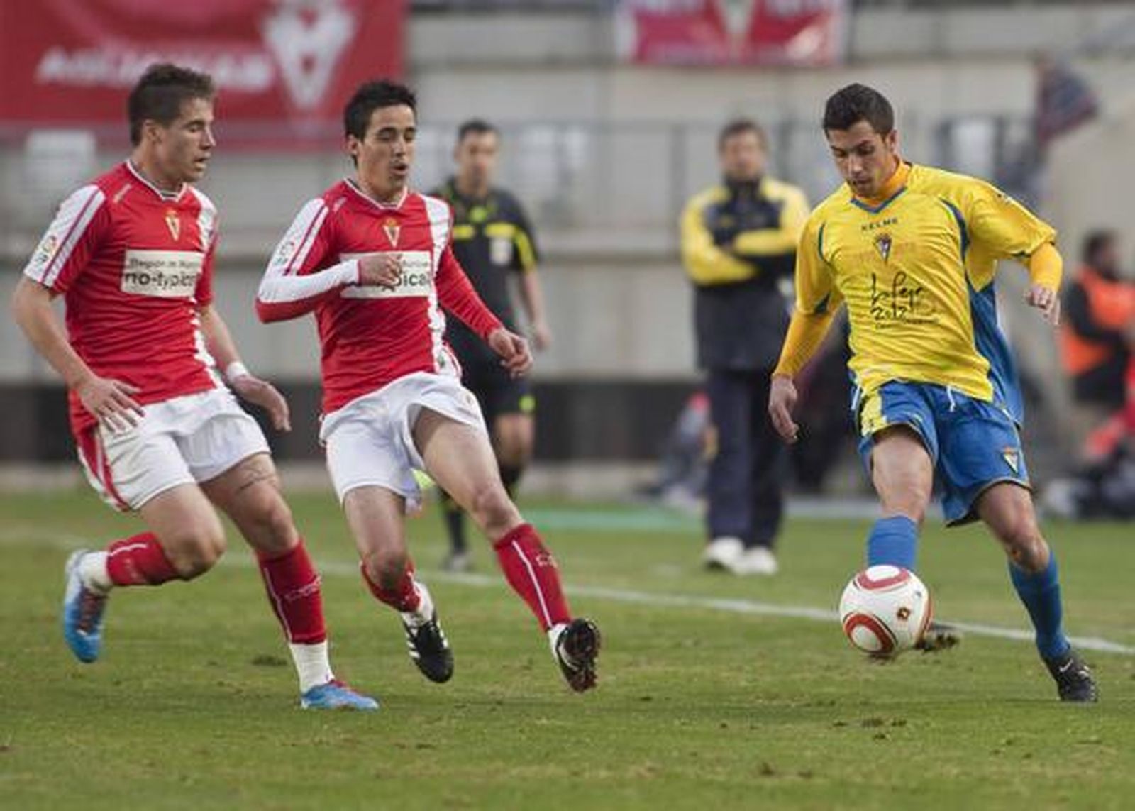 Carlos Caballero envía un pase con el exterior del pie. 

Foto: LOF