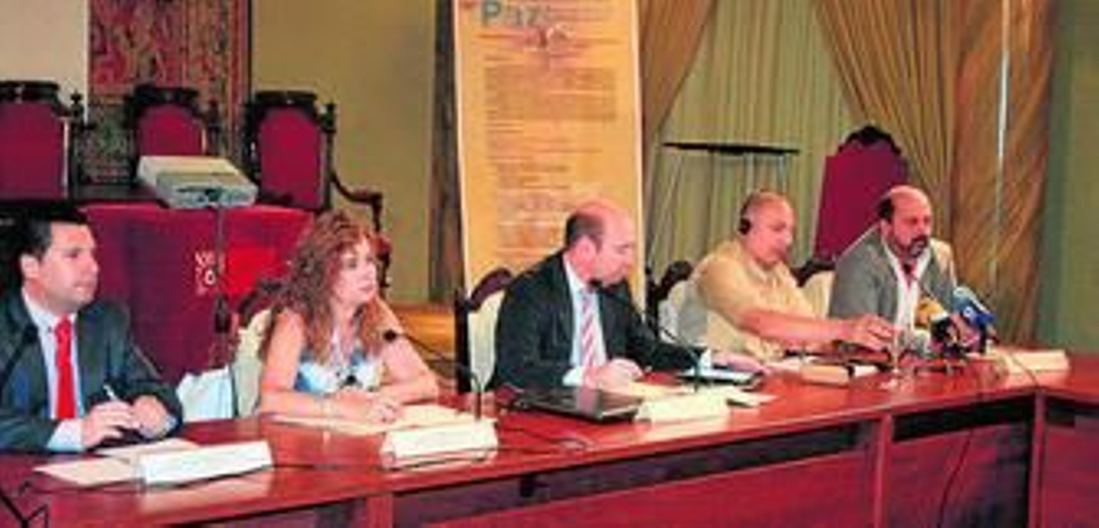 Autoridades y ponentes, durante la inauguración del curso.