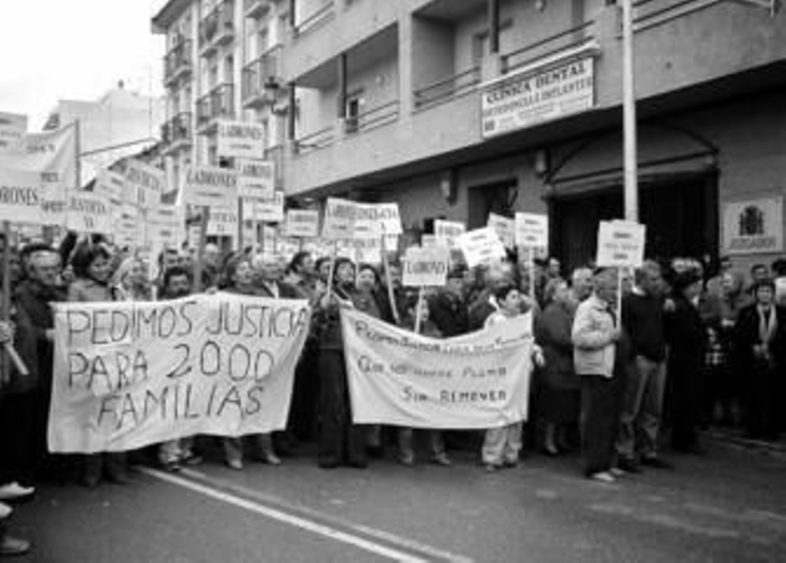 Una de las primeras manifestaciones de los afectados por el caso Almazaras de Priego. Una de las primeras manifestaciones de los afectados por el caso Almazaras de Priego.