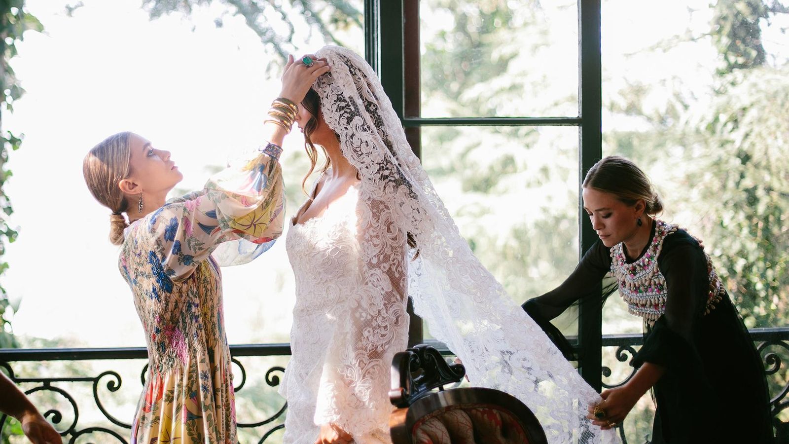 Mary Kate y Ashley Olsen, preparando el desfile de la primera colección de novias diseñada por ellas.