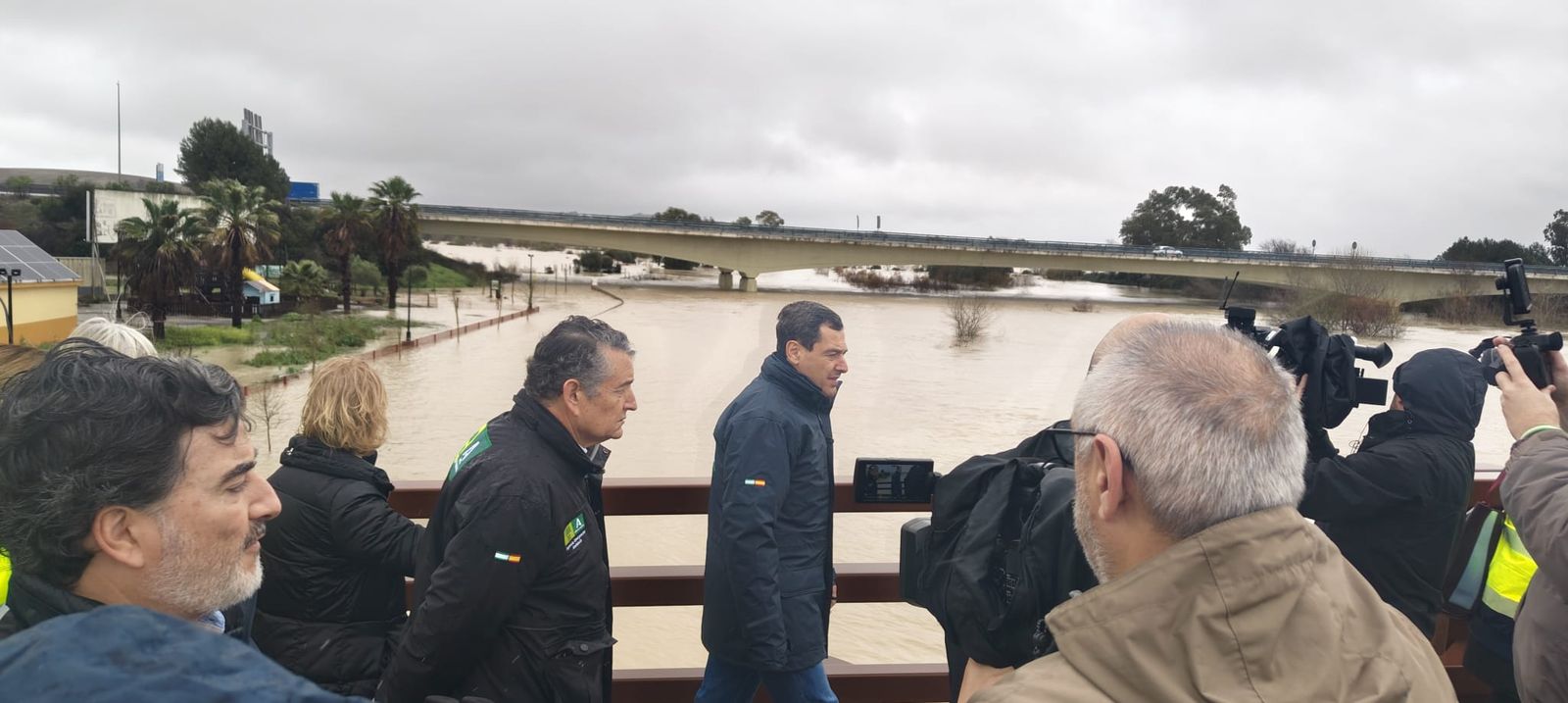 El presidente de la Junta, en el Puente de la Cartuja.