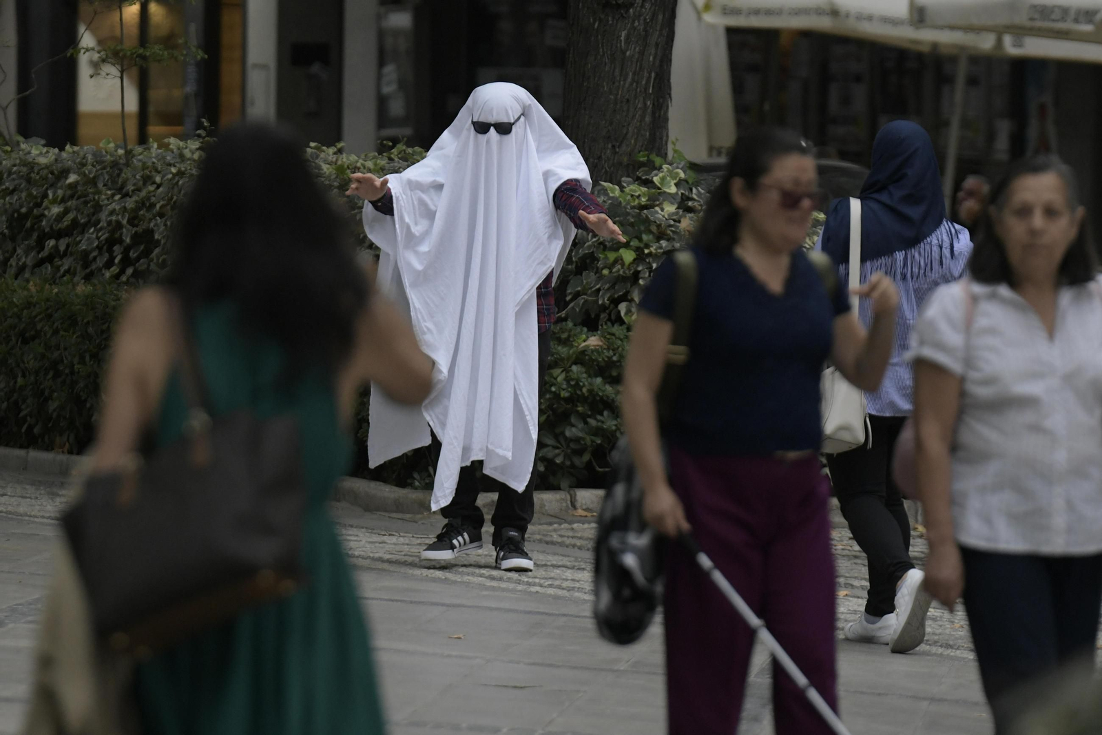 Un hombre pasea disfrazado por el centro de la capital.