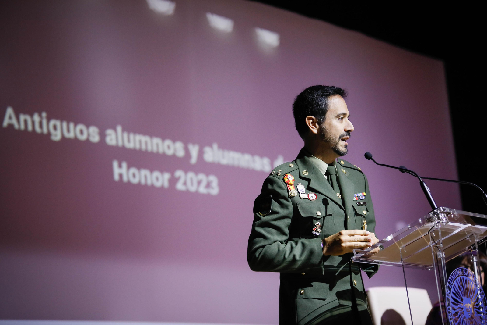 Imágenes del acto de reconocimiento a antiguos alumnos y amigos de honor en la UAL