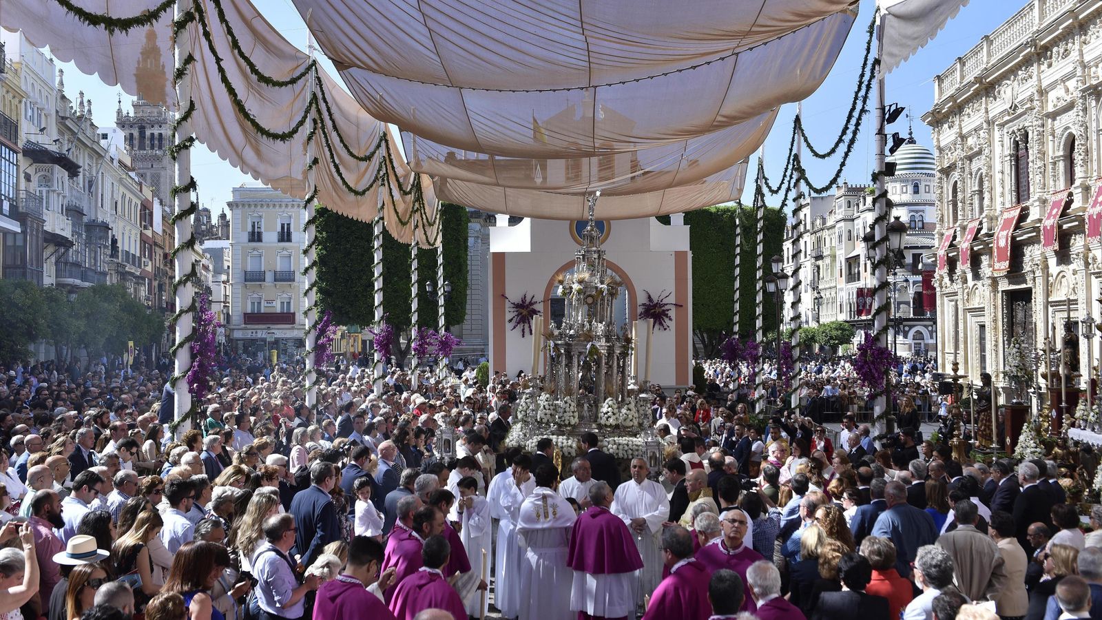 Canónigos en la pasada procesión del Corpus