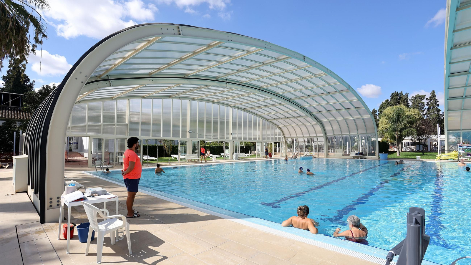 Imágenes de la piscina climatizada del Club Nazaret