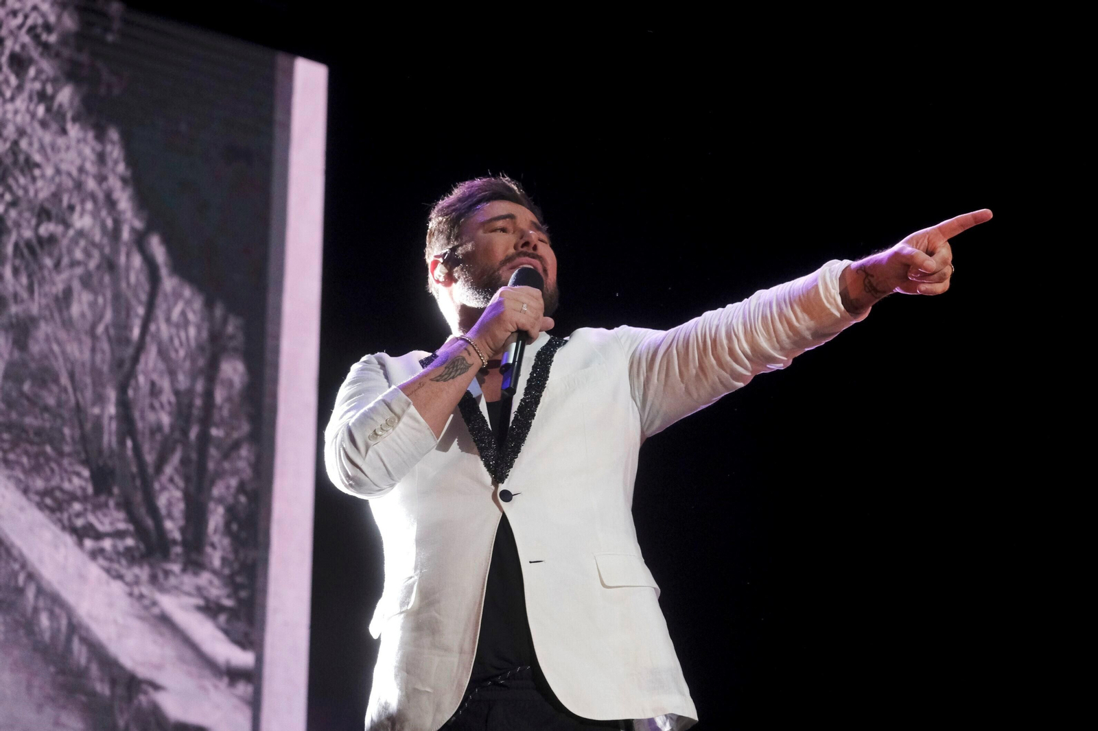 El concierto de Miguel Poveda en la plaza de toros de Córdoba, en fotografías
