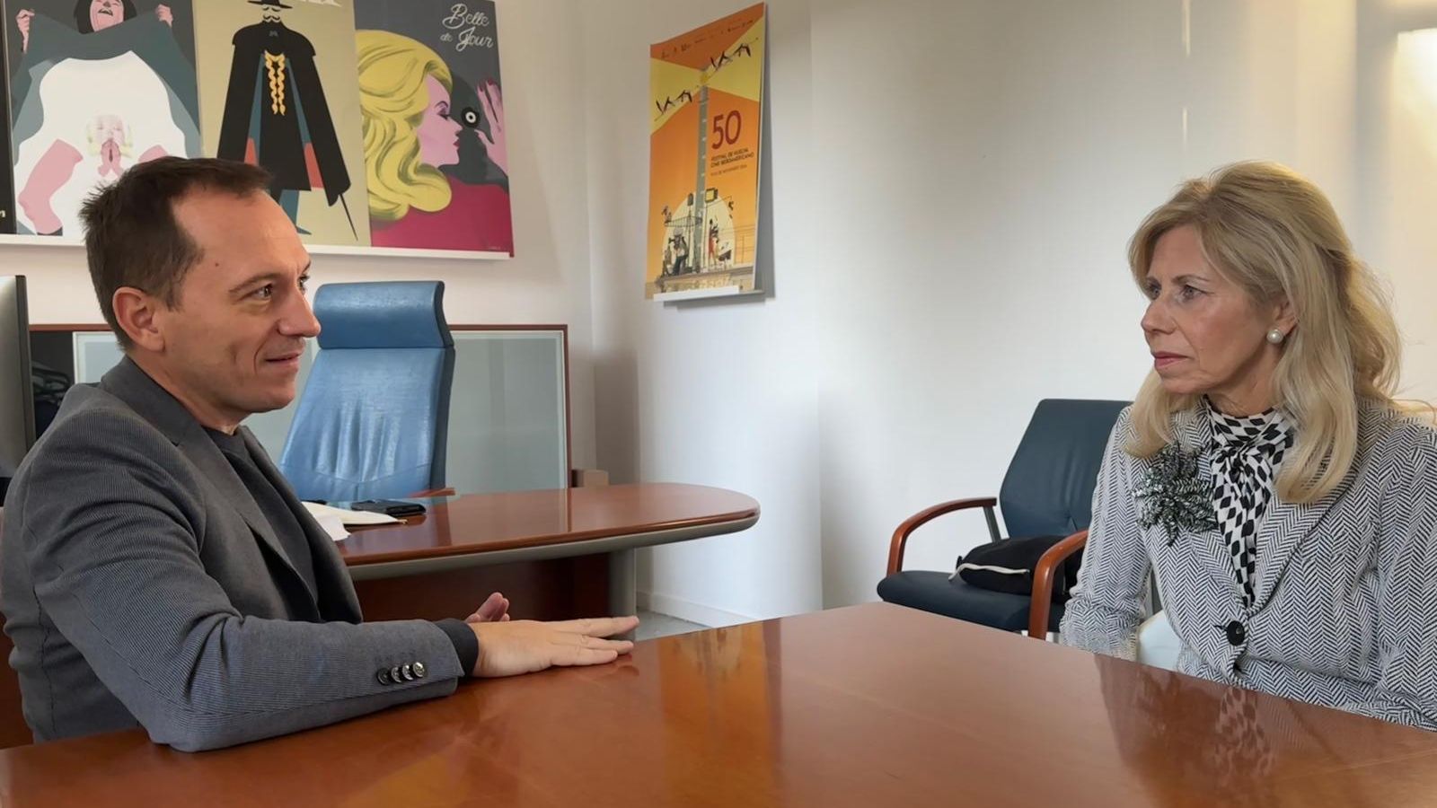 Reunión entre Manuel H. Martín y María José Rico.