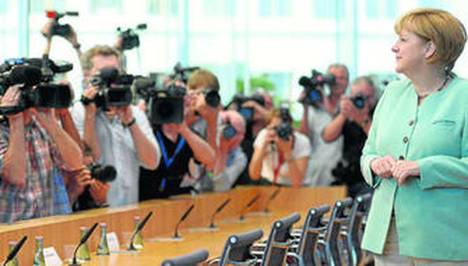 Merkel sonríe a su llegada a la tradicional rueda de prensa para cerrar el curso político en Berlín, en una imagen reciente.