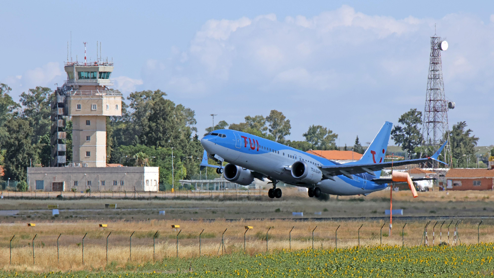 Un avión de la compañía Tui despegando del Aeropuerto de Jerez. Un avión de la compañía Tui despegando del Aeropuerto de Jerez.