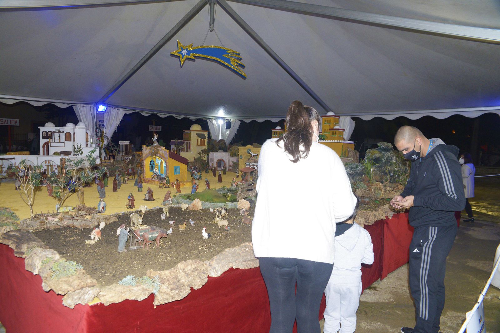 Una familia, junto al belén municipal del parque.