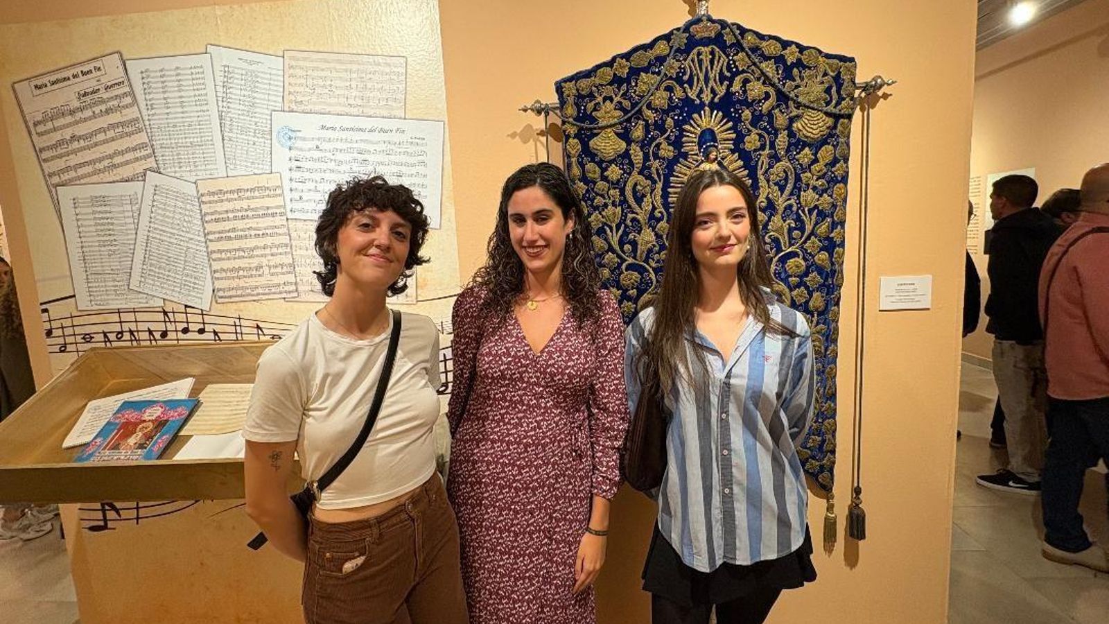 Paula García, Rocío de la Jara y la comisaria de la exposición, Pilar Gil, durante la inauguración.