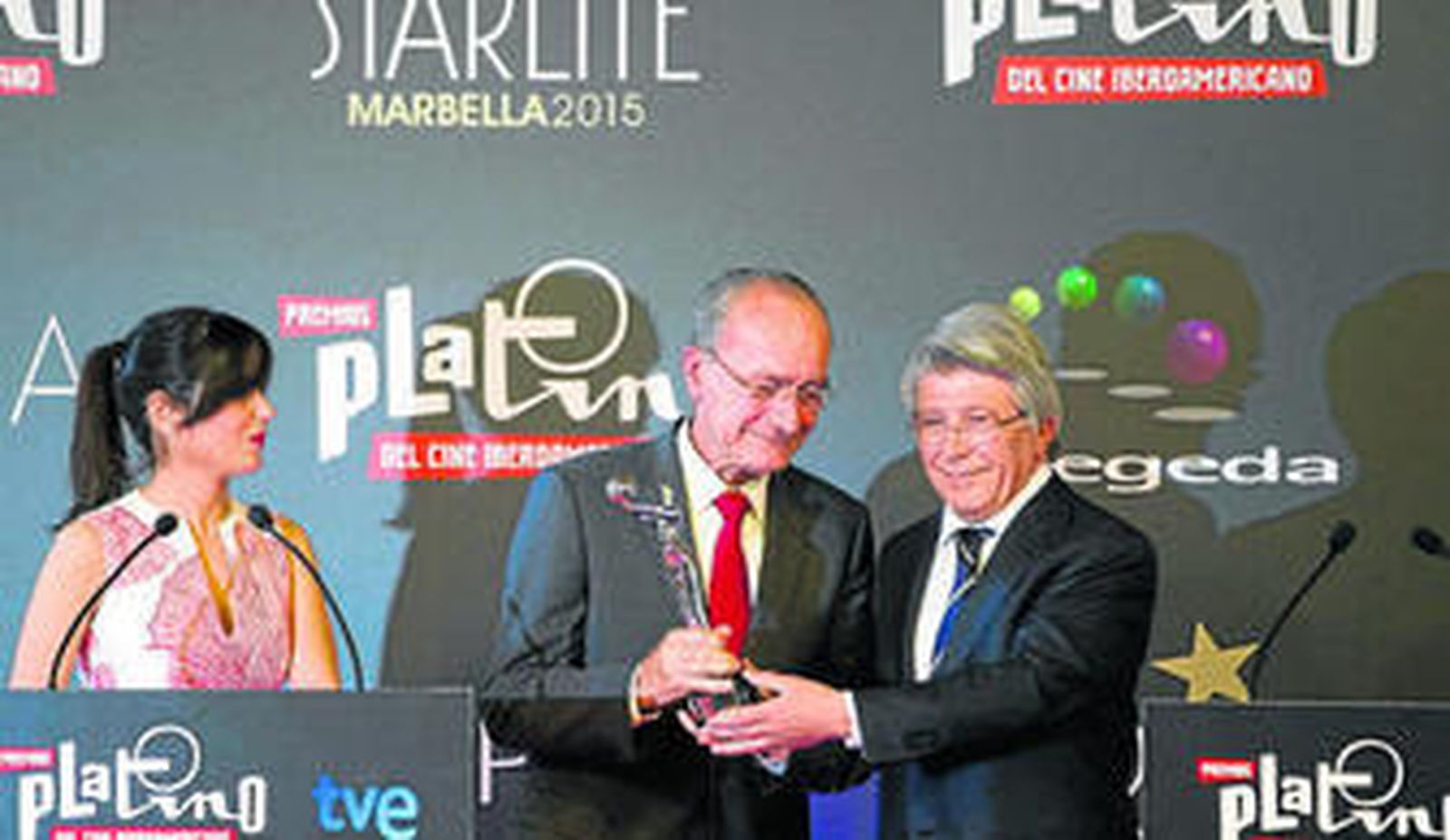 Enrique Cerezo entrega al alcalde, Francisco de la Torre, el Premio Platino Especial, ayer, en el Ayuntamiento.