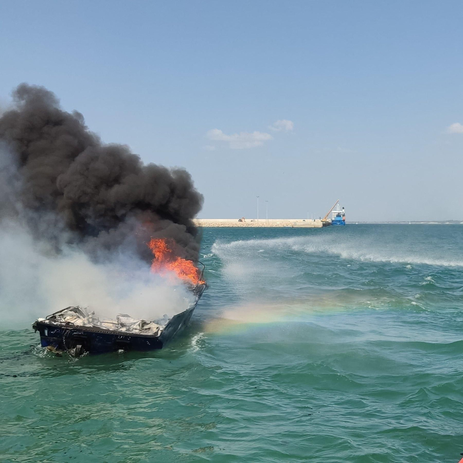 Se hunde una lancha tras sufrir un incendio en el puerto de Cádiz