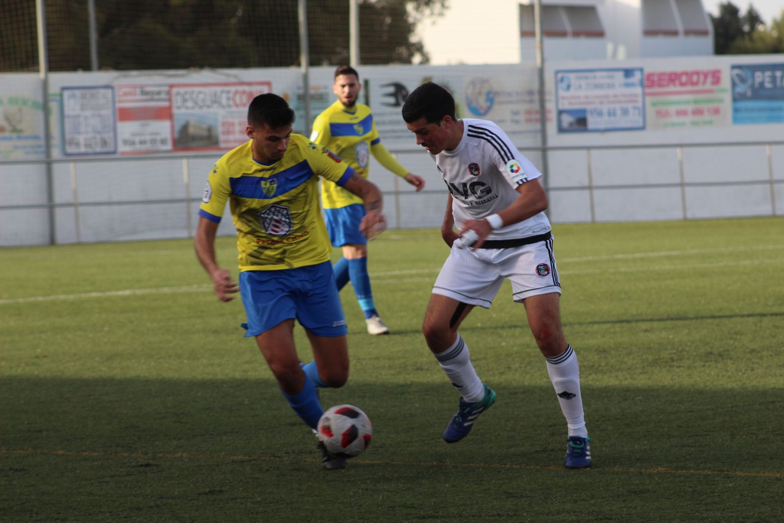 Mario García, del Conil, intenta avanzar en un partido de esta campaña.