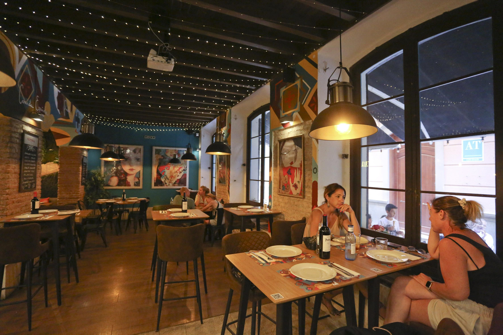 Varias personas en el interior de un restaurante en Málaga.