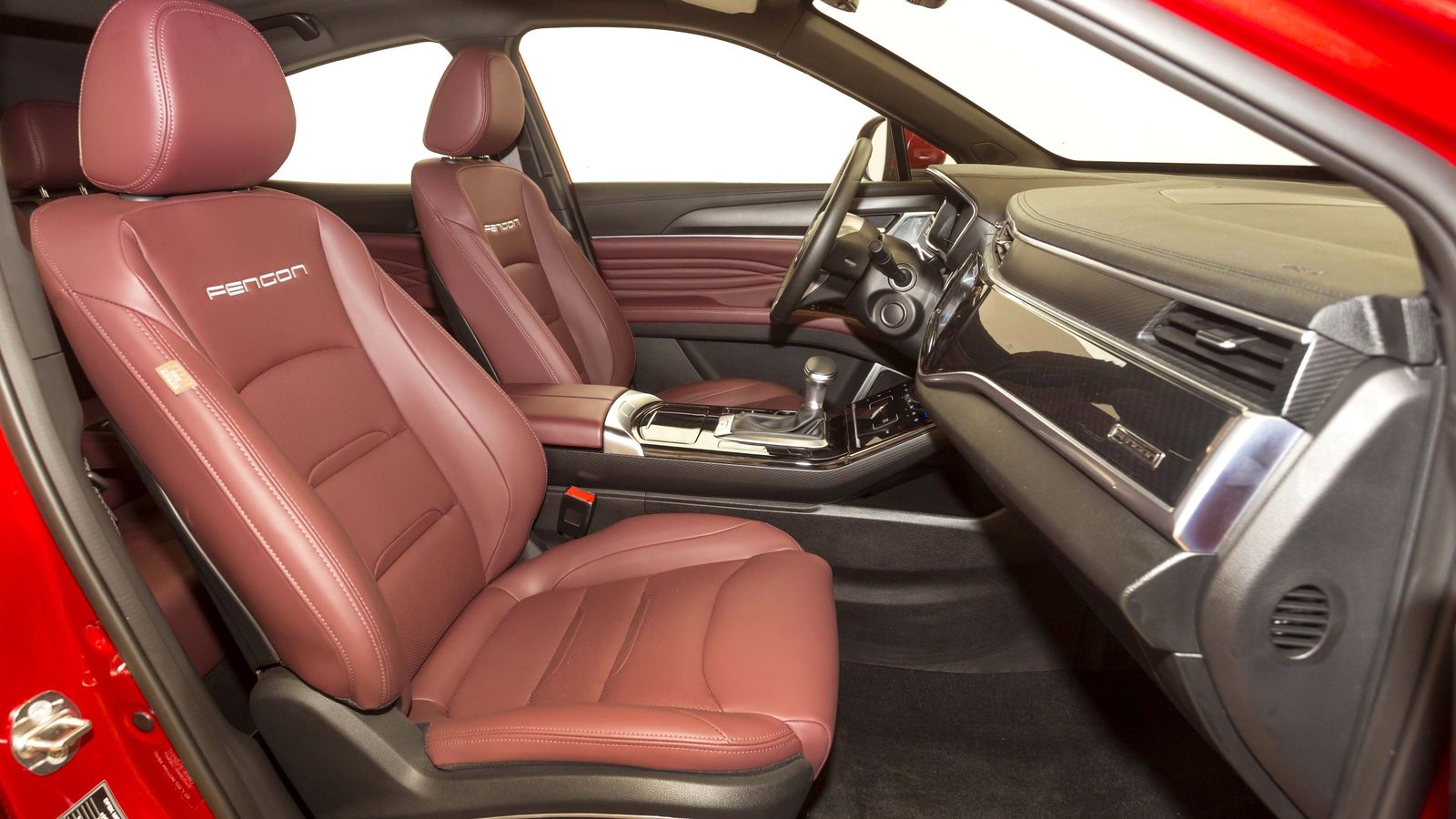 Ambos asientos delanteros tienen regulaciones eléctrica y son calefactados. El cuero es equipamiento de serie.