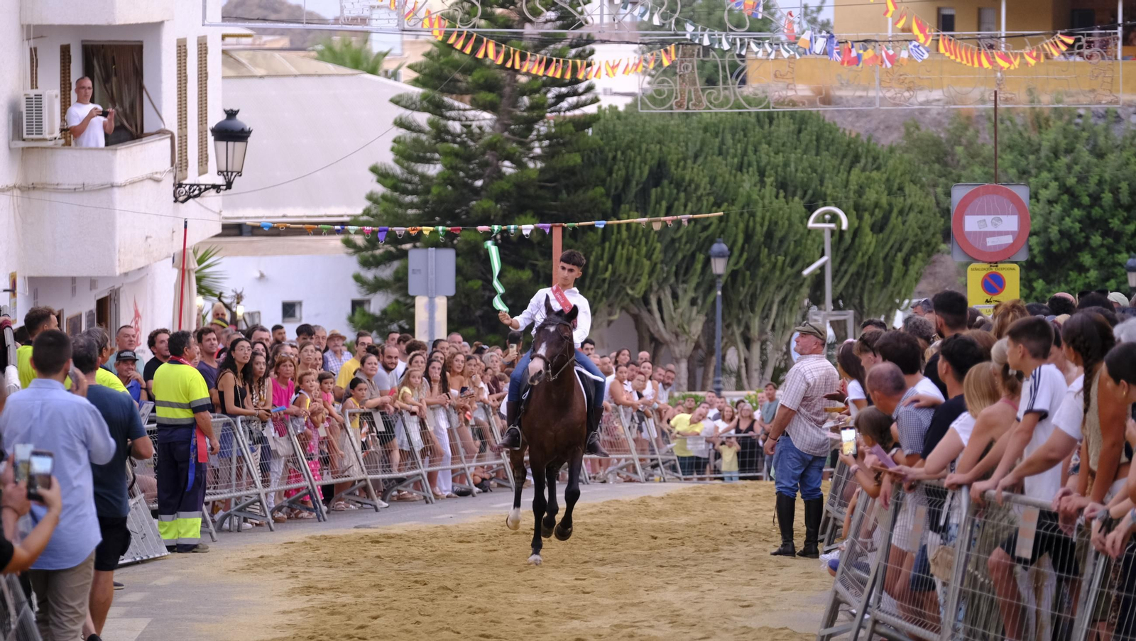 La popular carrera de cintas a caballo de las Fiestas de Mojácar, en imágenes