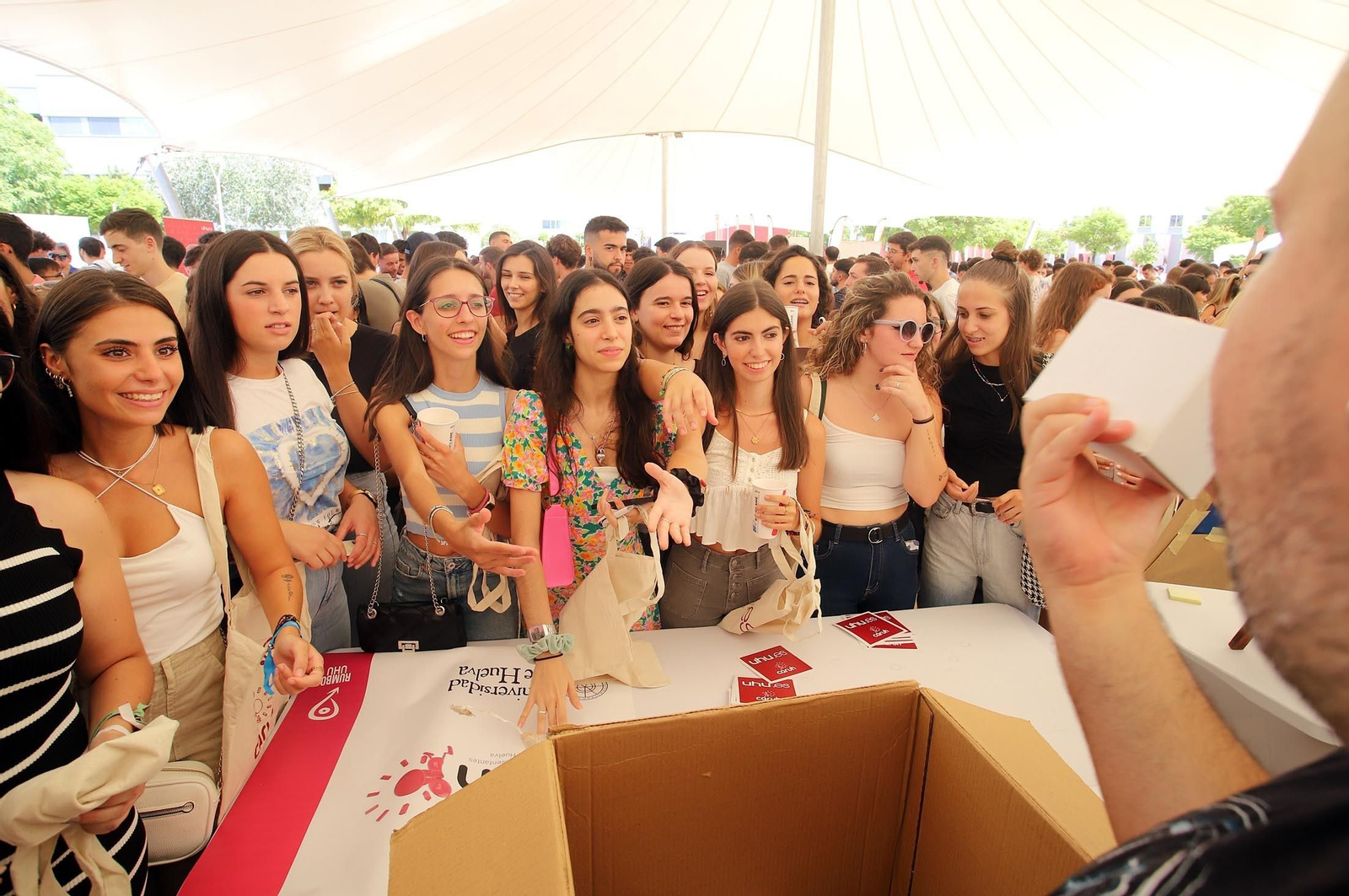 Imágenes de la bienvenida a los nuevos estudiantes de la Universidad de Huelva