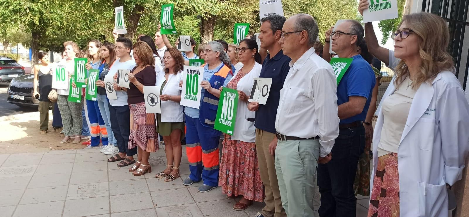Concentración en el centro de salud de La Palma del Condado por la agresión verbal a una sanitaria.
