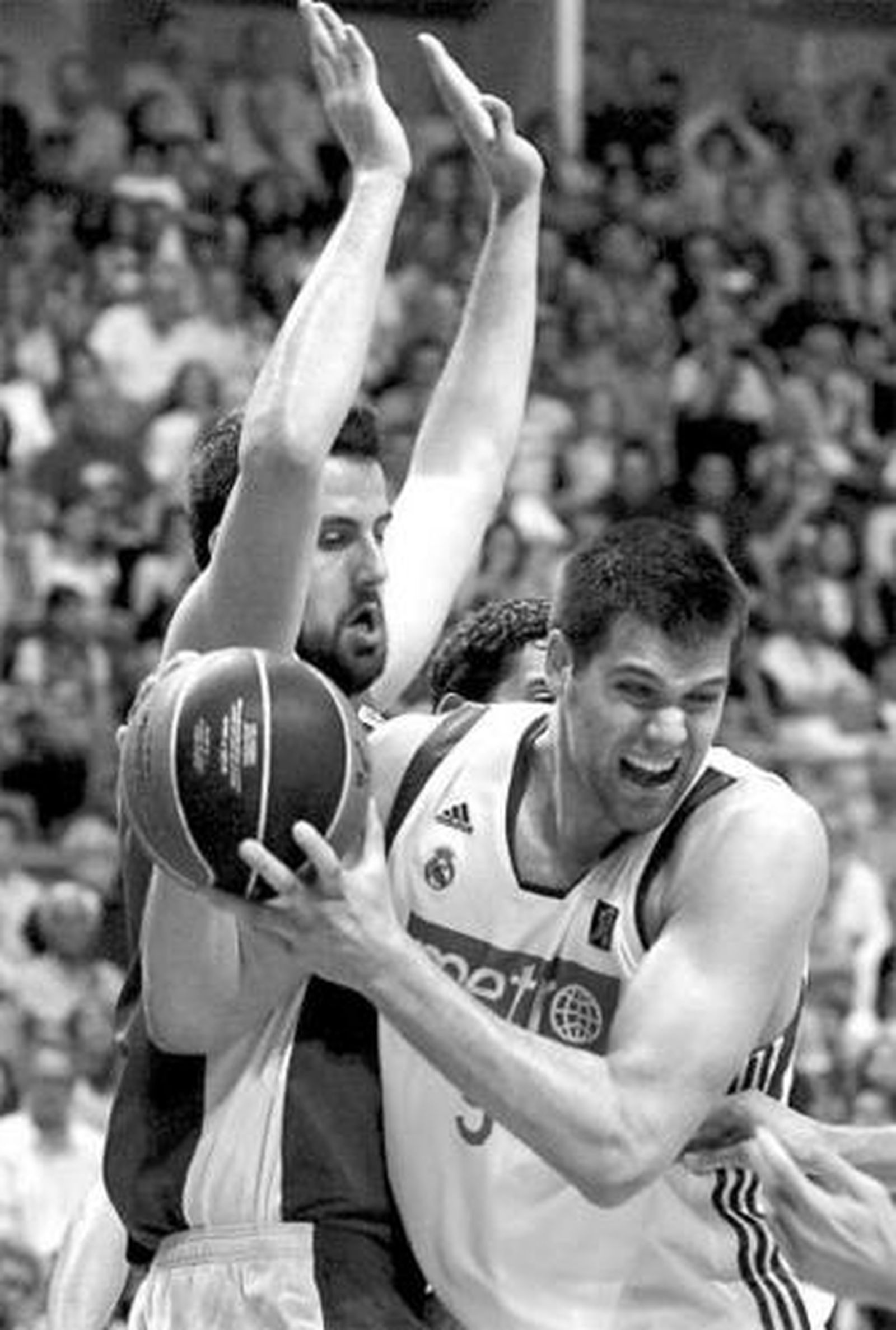 Germán Gabriel obstaculiza la entrada a canasta de Felipe Reyes.