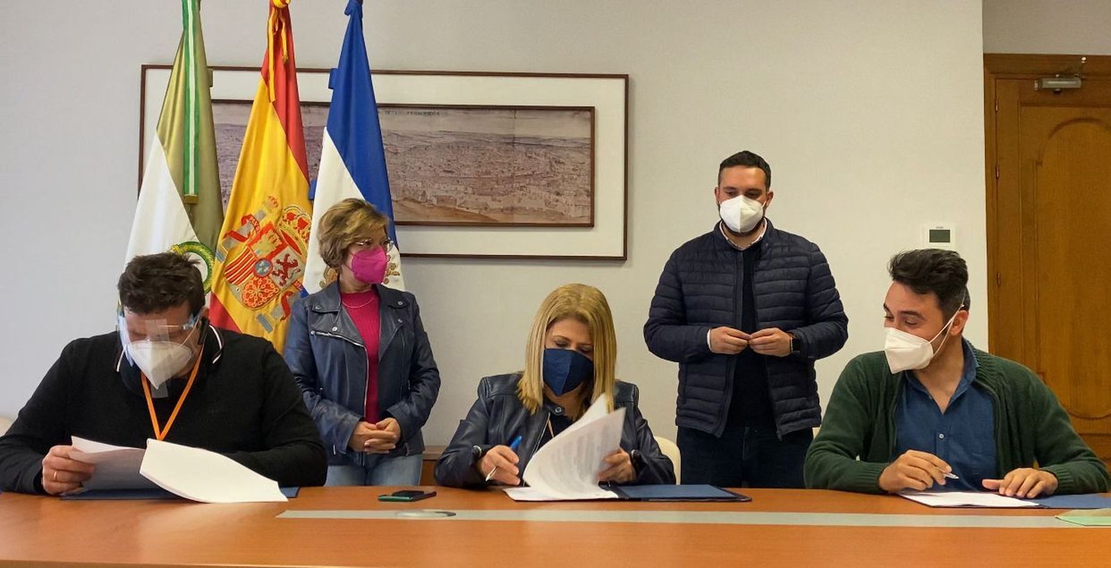 Mamen Sánchez, ayer durante la firma del convenio con los alcaldes de El Torno y San Isidro.