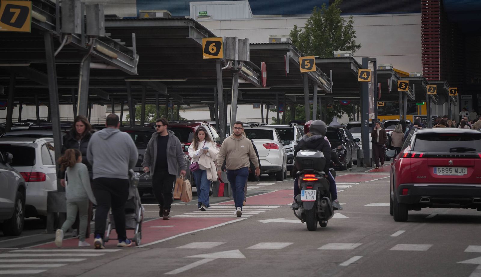 Imágenes de la gran afluencia de vehículos a los centros comerciales en Jerez