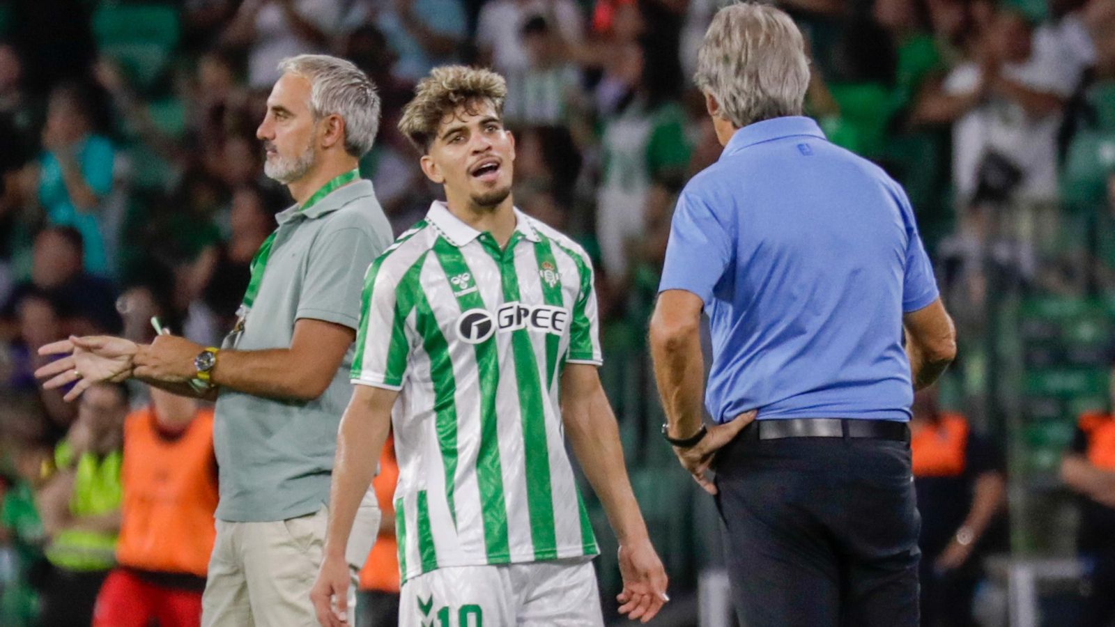 Abde parece comentarle a Pellegrini que le hubiera gustado seguir en el partido para hacer un 'hat-trick'.