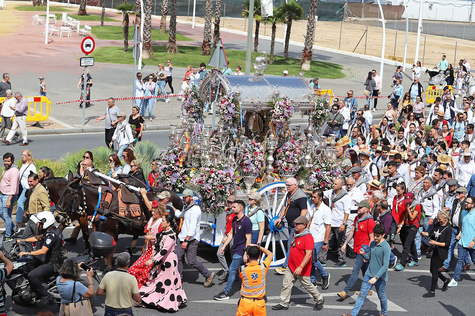 El Rocío 2023: Imágenes de la Hermandad de Emigrantes en su salida de Huelva