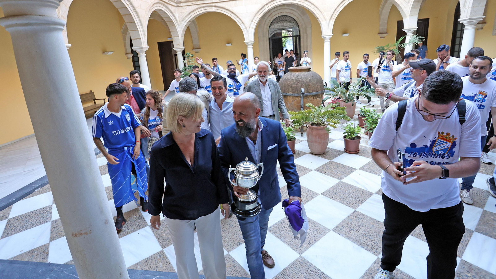 Baño de masas del Xerez CD en Jerez por su ascenso