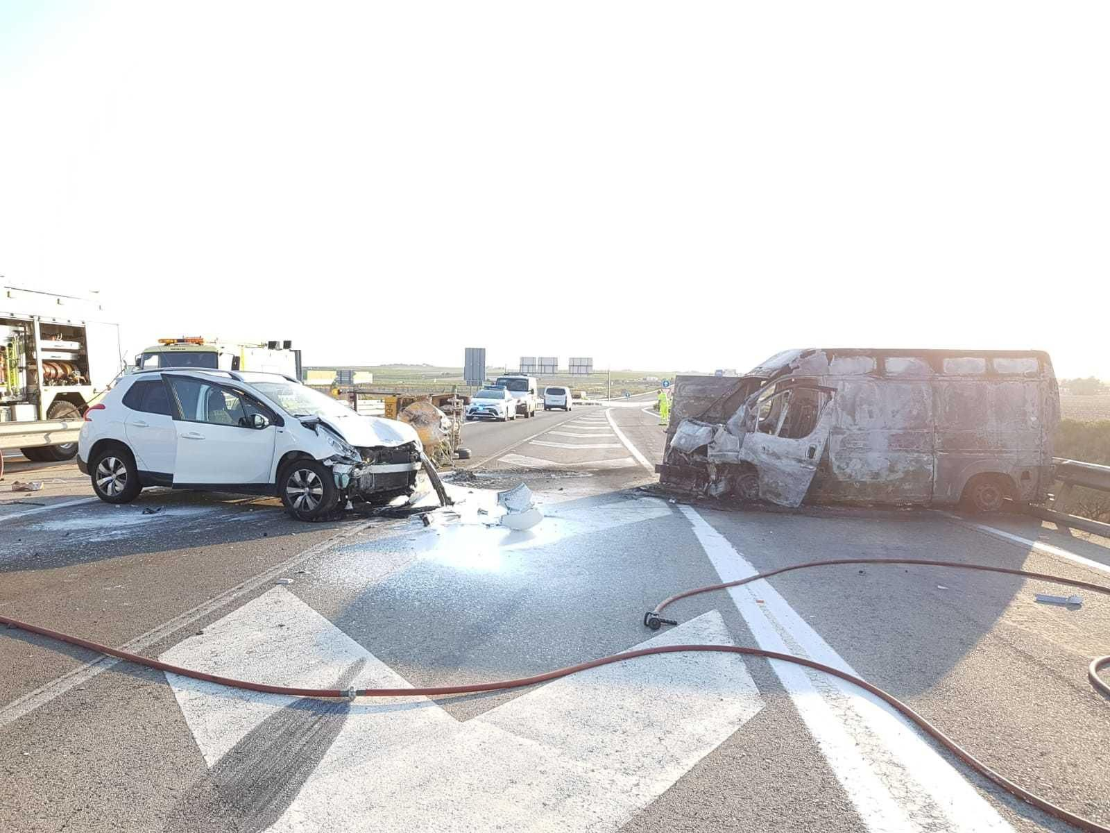 Imagen de la furgoneta y de otro vehículo implicado. Imagen de la furgoneta y de otro vehículo implicado.