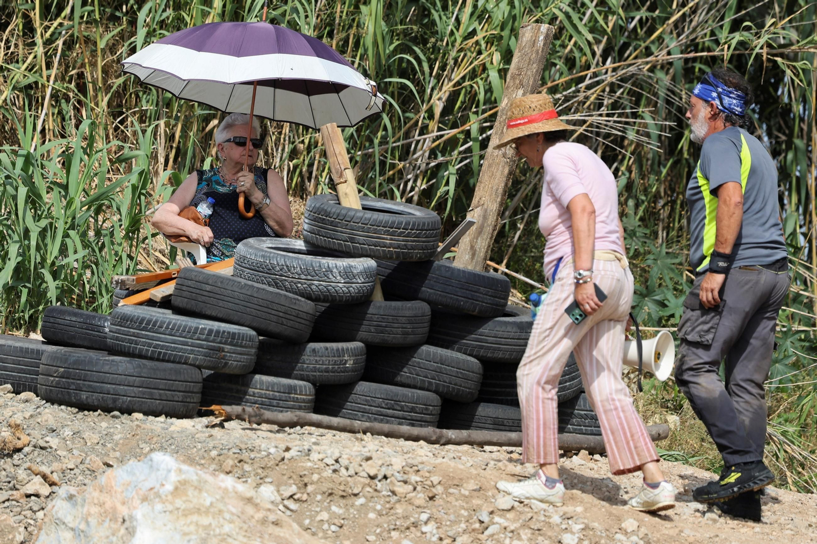 Vecinos protestan frente a las excavadoras en la Vega de Mestanza, en fotos