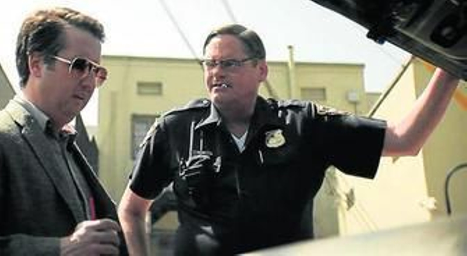 Dupieux dirige, fotografía, monta y compone la música de la cinta.