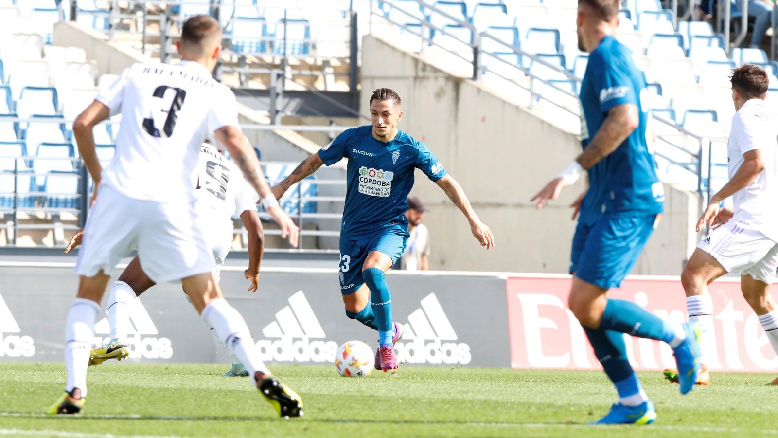 Carracedo conduce el balón en el Di Stéfano.