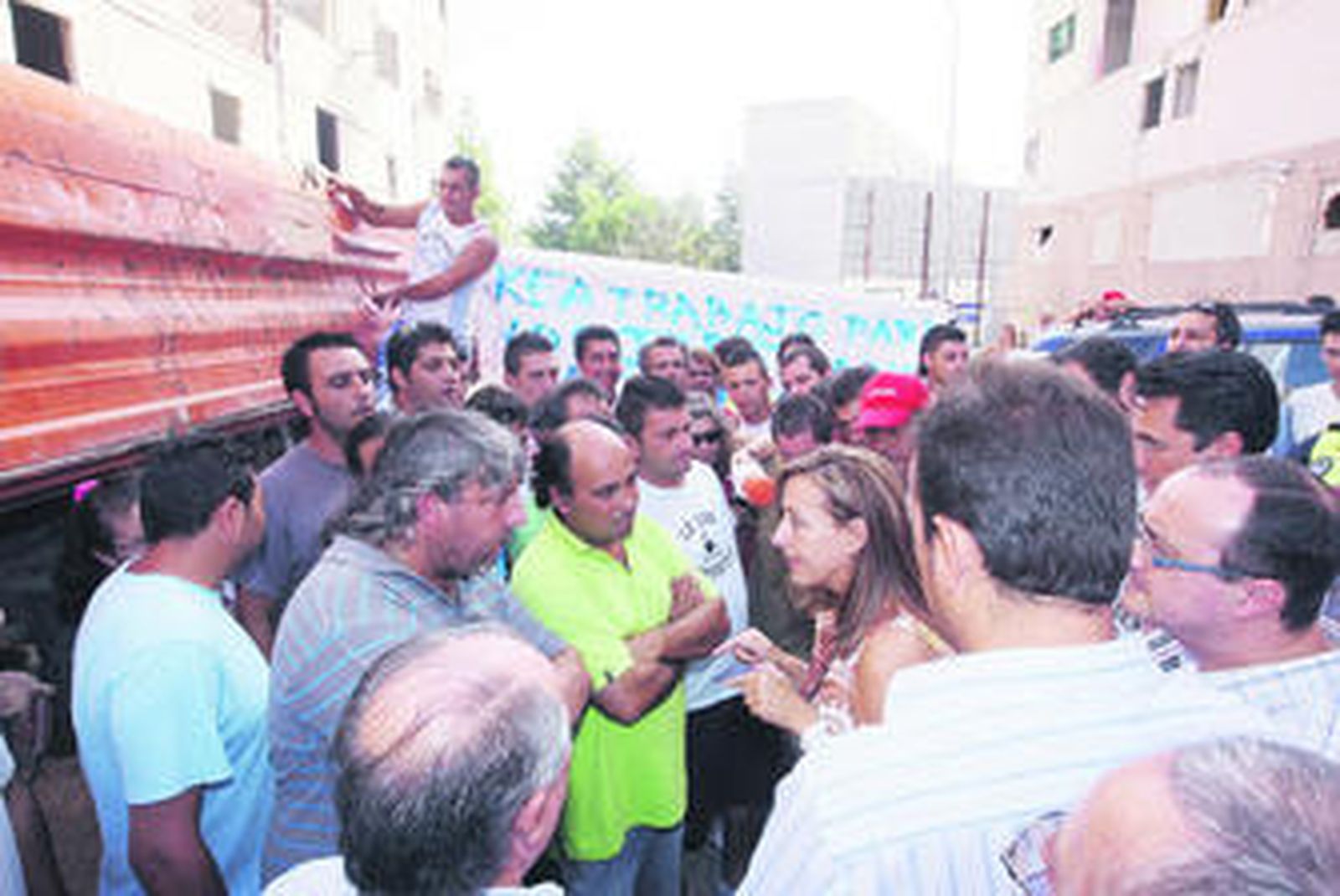 La alcaldesa y los manifestantes durante el tenso encuentro en San Juan de Dios, ayer.