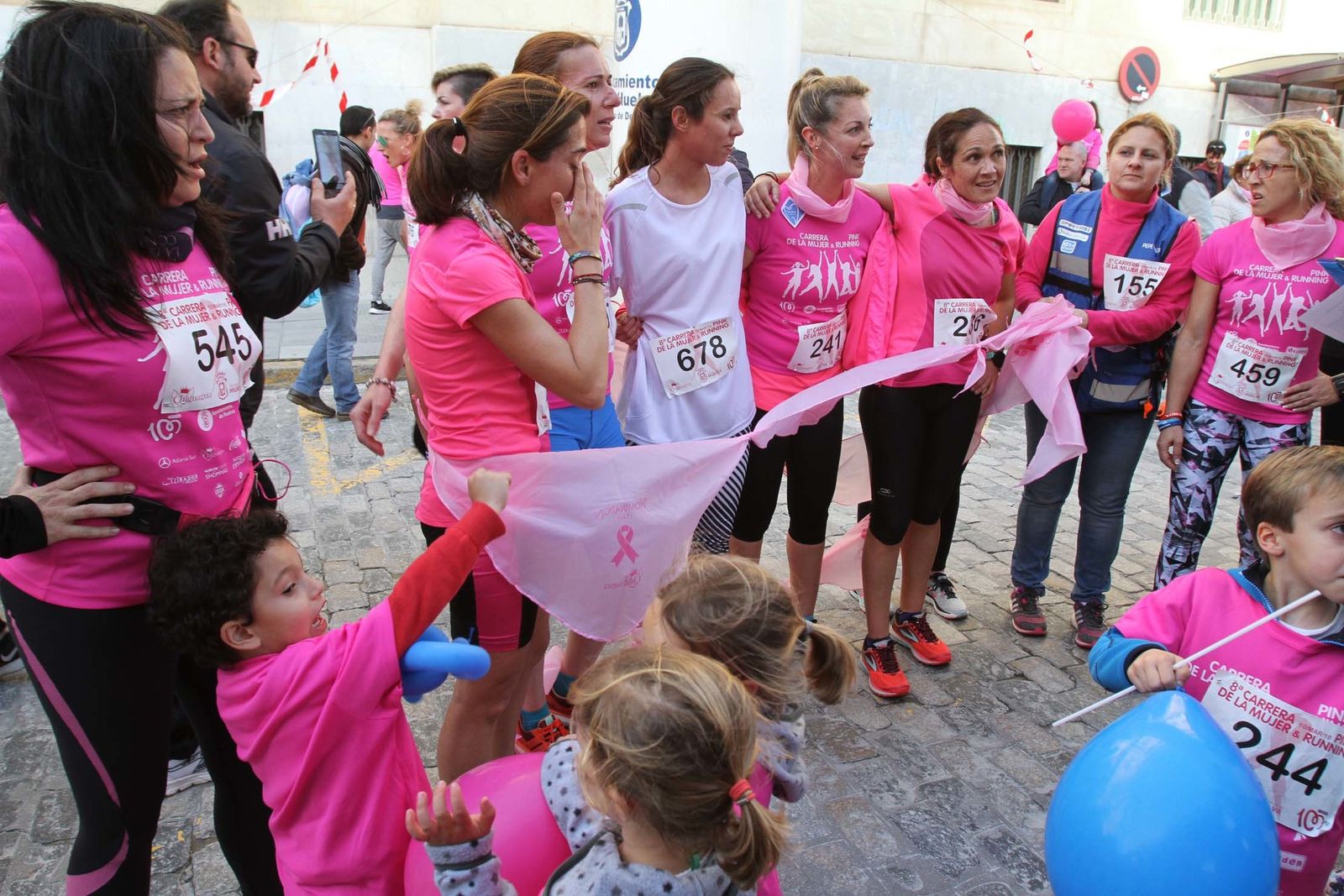 Imágenes de la Carrera contra el cáncer de mama de Huelva.