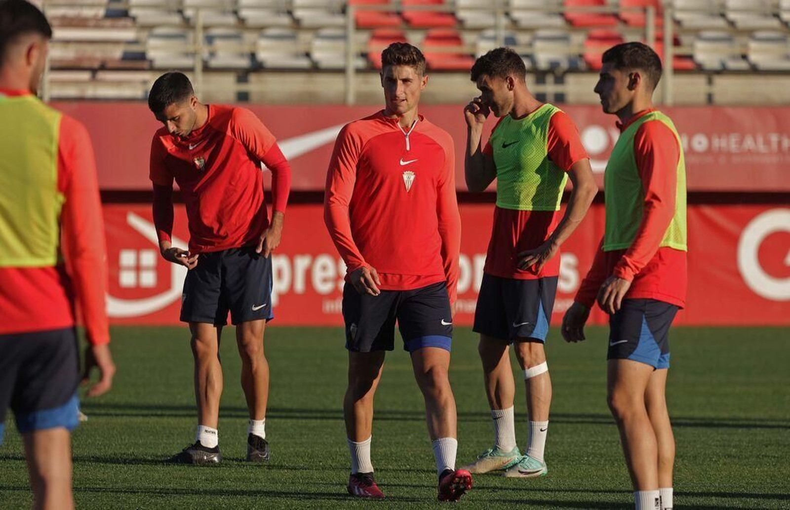 Javi Cueto (en el centro), durante un entrenamiento.