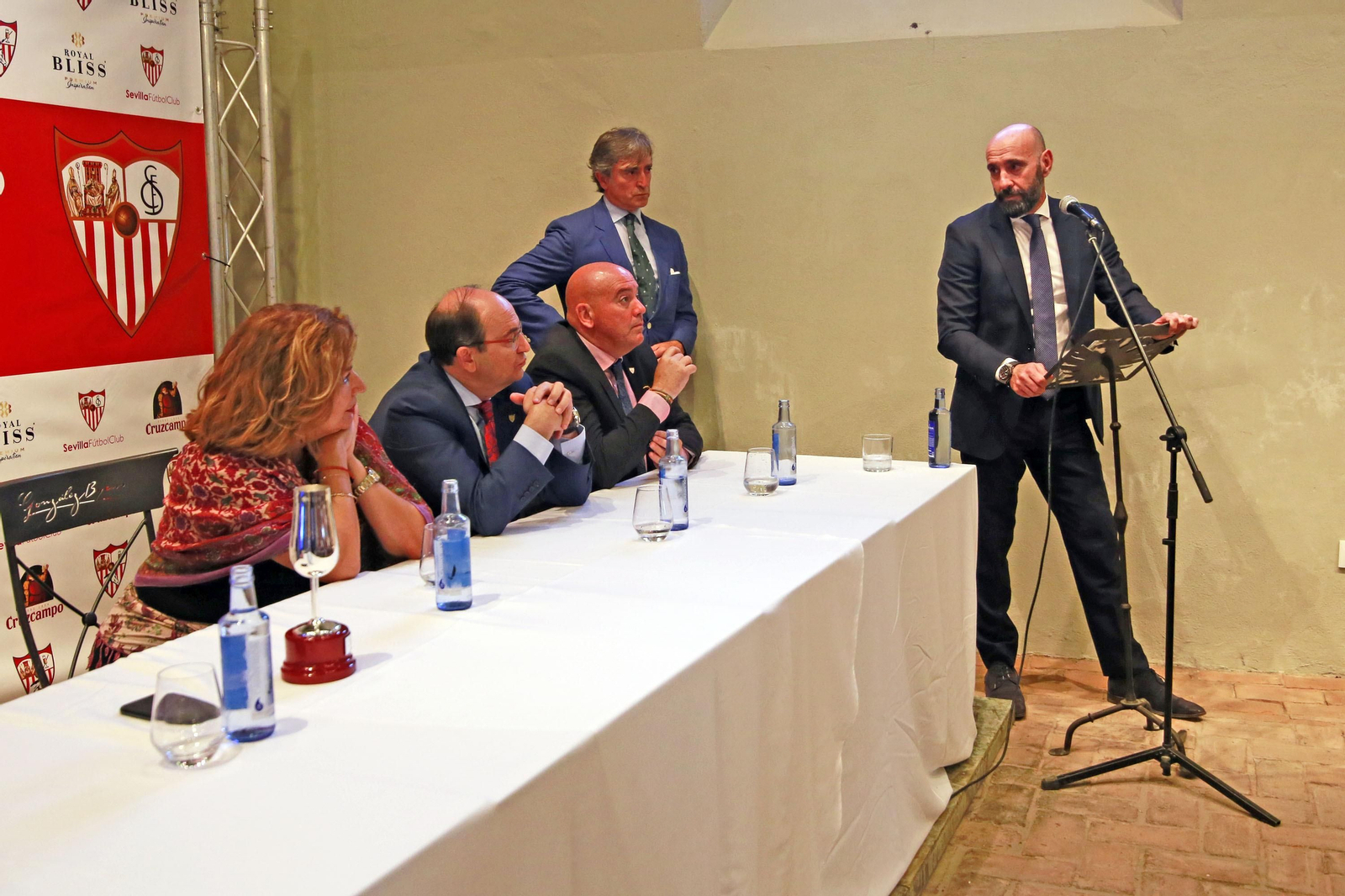 Imágenes de la entrega del 'Catavino de Plata Roberto Alés' a Monchi