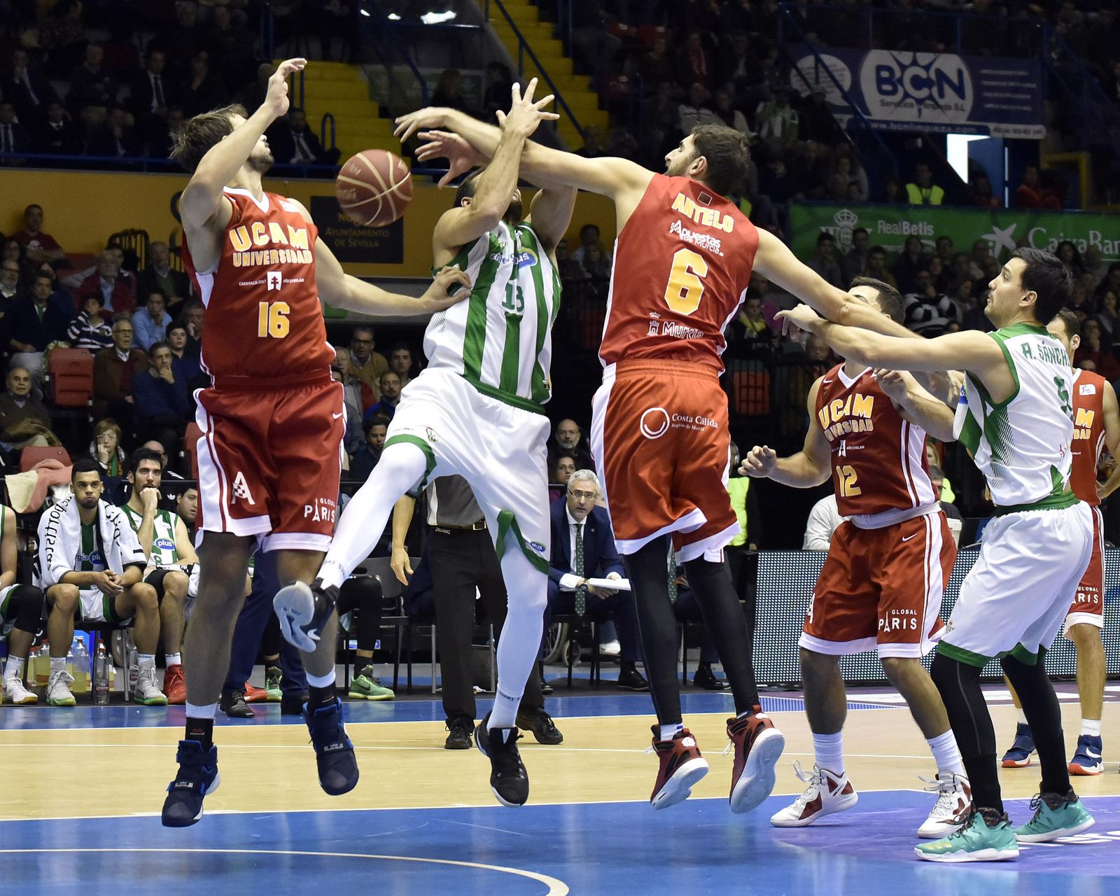 Imágenes del Betis E-Plus-UCAM Murcia