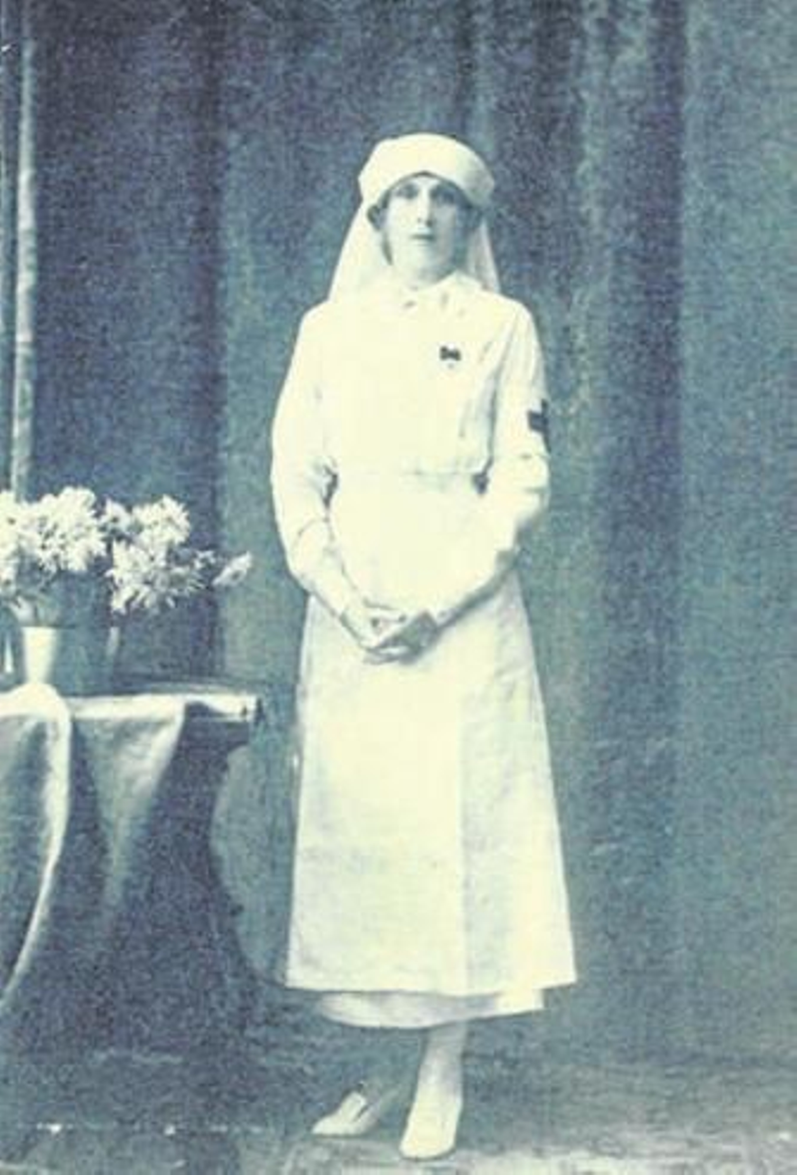 La reina Victoria Eugenia con el uniforme de enfermera.