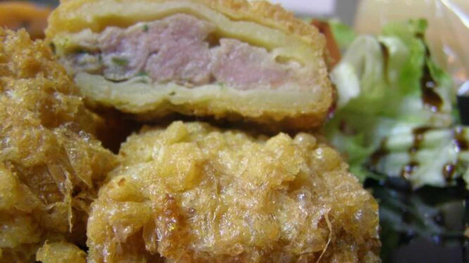 Las patatas rellenas de Casa Patricio son unas de las más famosas del pueblo