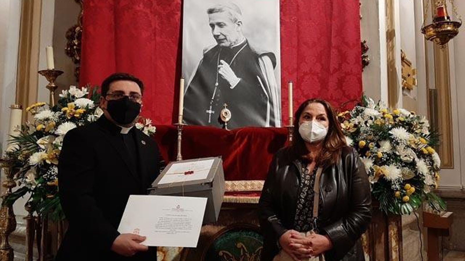 El delegado y la persona por la intercedió el beato Spínola con la documentación que se mandará a Roma.