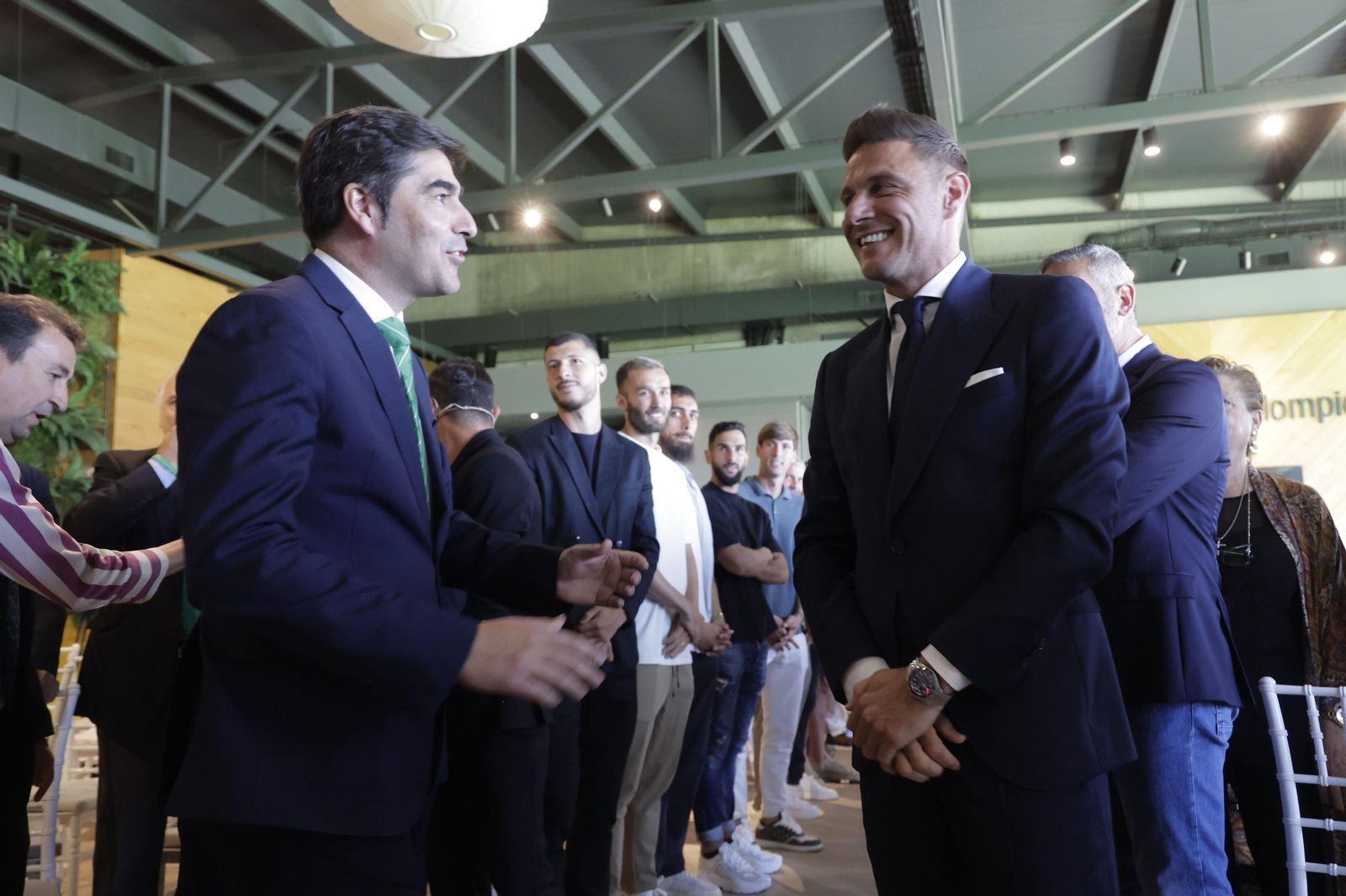 El presidente del Betis, Ángel Haro, y Joaquín dialogan momentos antes de que el acto comenzara en la ciudad deportiva del conjunto verdiblanco.