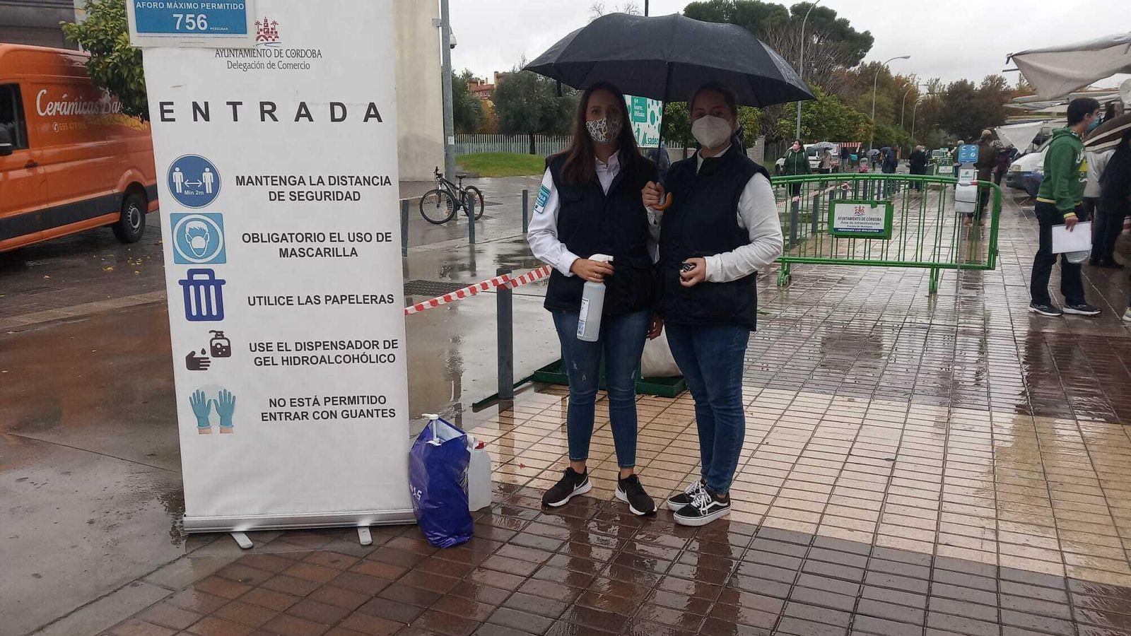 Controladoras de aforo en el mercadillo de Las Setas.