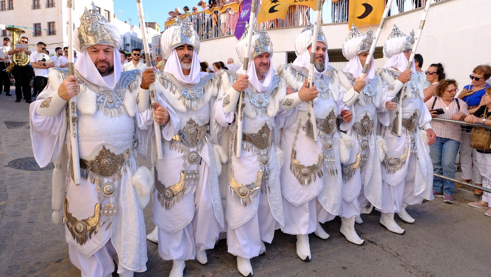 El espectacular desfile de Moros y Cristianos de Mojácar, en imágenes